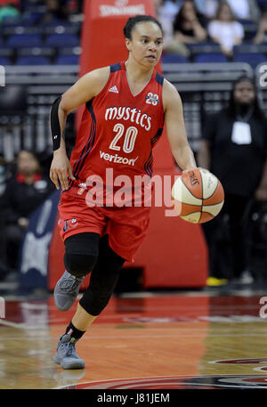 Washington, DC, USA. 26th May, 2017. 20170526 - Washington Mystics guard KRISTI TOLIVER (20) brings the ball up court against the Chicago Sky in the first half at the Verizon Center in Washington. Credit: Chuck Myers/ZUMA Wire/Alamy Live News Stock Photo