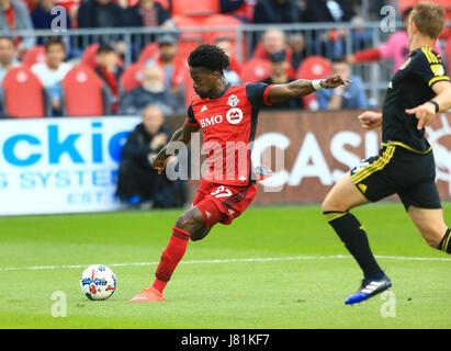 Toronto, Canada. 26th May, 2017. Tosaint Ricketts (L) of Toronto FC shoots with teammates during the 2017 Major League Soccer (MLS) match between Toronto FC and Columbus Crew SC at BMO Field in Toronto, Canada, May 26, 2017. Toronto FC won 5-0. Credit: Zou Zheng/Xinhua/Alamy Live News