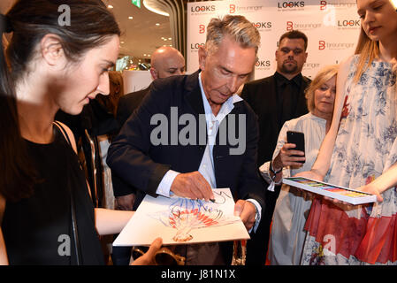 Duesseldorf, Germany. 26th May, 2017. German fashion designer Wolfgang Joop (C) draws a fashion illustration as he presents his new label 'Looks' in Duesseldorf, Germany, 26 May 2017. The collection will only be available in Breuninger department stores across Germany. Photo: Horst Ossinger/dpa/Alamy Live News Stock Photo