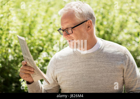 senior man reading newspaper Stock Photo