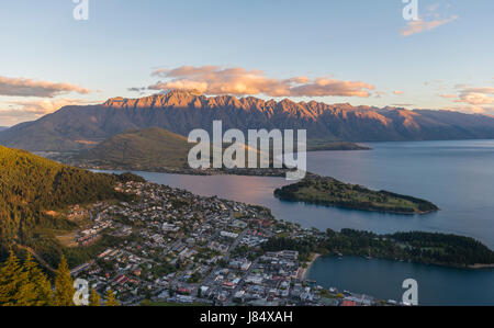 View of Lake Wakatipu and Queenstown at sunset, Ben Lomond Scenic Reserve, Mountain Range The Remarkables, Otago, South Island Stock Photo