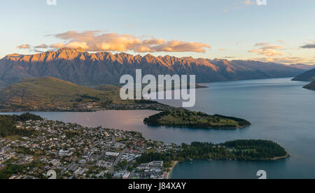 View of Lake Wakatipu and Queenstown at sunset, Ben Lomond Scenic Reserve, Mountain Range The Remarkables, Otago, South Island Stock Photo