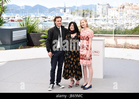 Cannes, Lynne Ramsay and actress Ekaterina Samsonov (from L to R) of the film 'You Were Never Really Here' pose for a photocall in Cannes. 27th May, 2017. Actor Joaquin Phoenix, director Lynne Ramsay and actress Ekaterina Samsonov (from L to R) of the film 'You Were Never Really Here' pose for a photocall in Cannes, France on May 27, 2017. The film 'You Were Never Really Here' directed by British director Lynne Ramsay will compete for the Palme d'Or on the 70th Cannes Film Festival. Credit: Chen Yichen/Xinhua/Alamy Live News Stock Photo