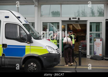 Blackheath, West Midlands, UK. 27th May, 2017. Armed police have arrested a man carrying a knife amid reports of a 'bomb scare' at a Sainsbury's in Blackheath in the West Midlands. Panicked shoppers have been evacauted from the Sainsbury's supermarket after police arrested a man carrying a knife. Credit: Terry Mason/Alamy Live News Stock Photo