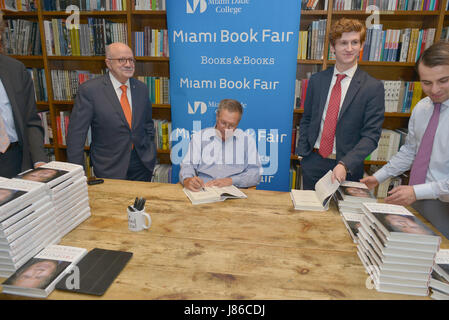 Coral Gables, FL, USA. 26th May, 2017. John Kasich (C), Governor of Ohio and a former U.S. presidential candidate pose for picture with Eduardo J. Padrón(L), President, Miami Dade College during Governor Kasich book signing 'Two Paths: America Divided or United' at Books and Books on May 26, 2017 in Coral Gables, Florida. Credit: Mpi10/Media Punch/Alamy Live News Stock Photo