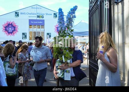 London, UK. 27th May, 2017. Final hour of the RHS Chelsea Flower Show where plants are given away for free or at a heavily reduced price. Credit: claire doherty/Alamy Live News Stock Photo