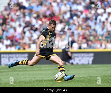 London, UK. 27th May, 2017. Jimmy Gopperth (Wasps) takes a penalty tick during 2017 Aviva Premiership Rugby Final Wasps v Exeter Chiefs at Twickenham Stadium Credit: Taka Wu/Alamy Live News Stock Photo