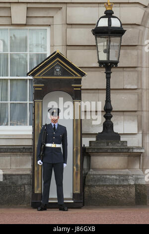 London, UK. 27th May, 2017. A solider on duty at Buckingham Palace front yard . The threat level was raised to critical, following the May 22nd Manchester Arena attack. About 1,000 armed military personnel were deployed to guarding national landmarks across the country. Credit: David Mbiyu/Alamy Live News Stock Photo