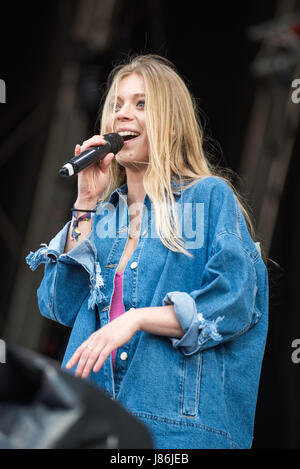 Southampton, Hampshire, UK. 27thth May, 2017. Becky Hill performs on the main stage. Common People Music Festival returns in 2017 to Southampton Common where the Bestival team, along with curator, Rob Da Bank, have put together a fantastic lineup of acts. Event security remains tight after the recent terror attack in Manchester resulting in the UK terror threat level being escalated from 'Severe' to 'Critical'. Despite these anxieties, festival goers haven't been put off and are determined to enjoy the festivities, live music and sunshine. Credit: Will Bailey/Alamy Live News Stock Photo