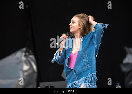Southampton, Hampshire, UK. 27thth May, 2017. Becky Hill performs on the main stage. Common People Music Festival returns in 2017 to Southampton Common where the Bestival team, along with curator, Rob Da Bank, have put together a fantastic lineup of acts. Event security remains tight after the recent terror attack in Manchester resulting in the UK terror threat level being escalated from 'Severe' to 'Critical'. Despite these anxieties, festival goers haven't been put off and are determined to enjoy the festivities, live music and sunshine. Credit: Will Bailey/Alamy Live News Stock Photo