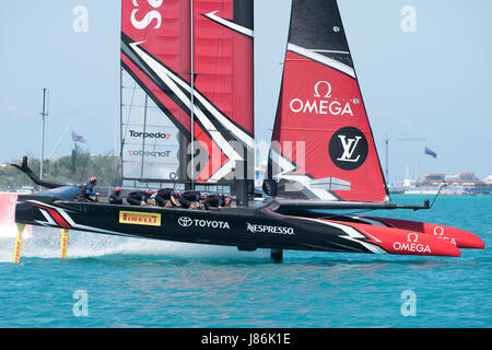 Bermuda. 27th May, 2017. Emirates Team New Zealand matches up against  Groupama Team France for race three on day one of the 35th America's Cup challenger series. Bermuda. 27/5/2017 Credit: Chris Cameron/Alamy Live News Stock Photo