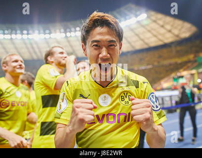 Berlin, Germany. 27th May, 2017. German Soccer Cup Final 2017, Berlin, May 27, 2017 Shinji KAGAWA, BVB 23 celebration BORUSSIA DORTMUND - EINTRACHT FRANKFURT 2-1 Final German Soccer Cup 2017, DFB-Pokal, Berlin, Germany May 27, 2017 Credit: Peter Schatz/Alamy Live News Stock Photo