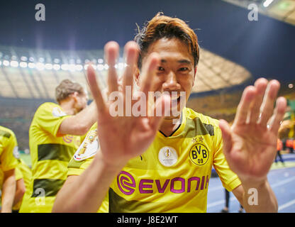 Berlin, Germany. 27th May, 2017. German Soccer Cup Final 2017, Berlin, May 27, 2017 Shinji KAGAWA, BVB 23 celebration BORUSSIA DORTMUND - EINTRACHT FRANKFURT 2-1 Final German Soccer Cup 2017, DFB-Pokal, Berlin, Germany May 27, 2017 Credit: Peter Schatz/Alamy Live News Stock Photo