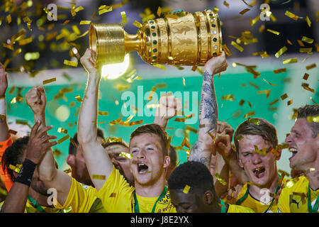 Berlin, Germany. 27th May, 2017. German Soccer Cup Final 2017, Berlin, May 27, 2017 Marco REUS, BVB 11 Matthias GINTER, BVB 28 celebrate with trophy BORUSSIA DORTMUND - EINTRACHT FRANKFURT 2-1 Final German Soccer Cup 2017, DFB-Pokal, Berlin, Germany May 27, 2017 Credit: Peter Schatz/Alamy Live News Stock Photo