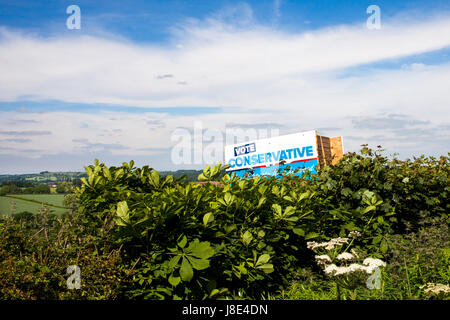 Bank Hill, Woodborough, Nottinghamshire. 28th May 2017. With less than two weeks until the UK General Election on Thursday 8th June, a Vote Conservative sign is seen on farmland near the Nottinghamshire village of Woodborogh. Credit: Mark Richardson/Alamy Live News