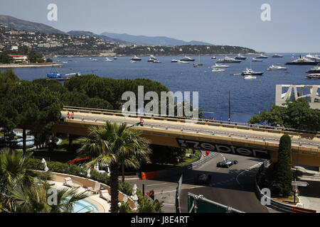 Monte Carlo, Monaco. 27th May, 2017. Motorsports: FIA Formula One World Championship 2017, Grand Prix of Monaco, #2 Stoffel Vandoorne (BEL, McLaren Honda), #44 Lewis Hamilton (GBR, Mercedes AMG Petronas F1 Team), 27.05.2017. | usage worldwide Credit: dpa/Alamy Live News Stock Photo