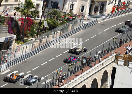 Monte Carlo, Monaco. 28th May, 2017. Motorsports: FIA Formula One World Championship 2017, Grand Prix of Monaco, #27 Nico Hulkenberg (GER, Renault Sport F1 Team), #26 Daniil Kvyat (RUS, Scuderia Toro Rosso), #44 Lewis Hamilton (GBR, Mercedes AMG Petronas F1 Team), #2 Stoffel Vandoorne (BEL, McLaren Honda), 28.05.2017. | usage worldwide Credit: dpa/Alamy Live News Stock Photo