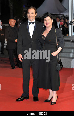 Cannes, France. 27th May, 2017. Joaquin Phoenix and Lynne Ramsay attending the 'You Were Never Really Here' premiere during the 70th Cannes Film Festival at the Palais des Festivals on May 27, 2017 in Cannes, France. | usage worldwide Credit: dpa/Alamy Live News Stock Photo