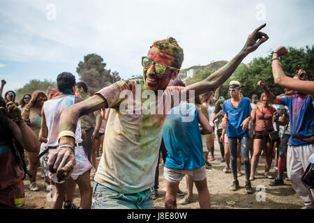 Santa Coloma De Gramenet, Catalonia, Spain. 28th May, 2017. Participants of the 'Holi Barcelona' festival covered by colored powder dance to the soundtracks of Bollywood and Bhangra following the tradition of Hindu spring festival. Credit: Matthias Oesterle/ZUMA Wire/Alamy Live News Stock Photo