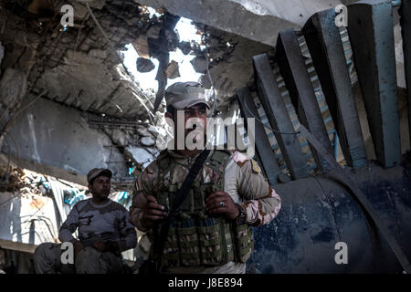 Al-Shifa, Mosul, Iraq. 28th May, 2017. Iraqi army soldiers of the 9th and 16th divisions in the damaged 'Old Mosul' hotel during fighting against Islamic State (IS) in Al-Shifa, Mosul, Iraq, 28 May 2017. The front in the Al-Shifa neighbourhood, in the west of Mosul, is one of three fronts newly opened up by the Iraqi army, in order to increase pressure on IS. Photo: Andrea DiCenzo/dpa/Alamy Live News Stock Photo