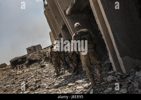 Al-Shifa, Mosul, Iraq. 28th May, 2017. Iraqi army soldiers of the 9th and 16th divisions during fighting against Islamic State (IS) in Al-Shifa, Mosul, Iraq, 28 May 2017. The front in the Al-Shifa neighbourhood, in the west of Mosul, is one of three fronts newly opened up by the Iraqi army, in order to increase pressure on IS. Photo: Andrea DiCenzo/dpa/Alamy Live News Stock Photo