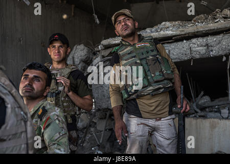 Al-Shifa, Mosul, Iraq. 28th May, 2017. Iraqi army soldiers of the 9th and 16th divisions keep watch for an IS sniper during fighting against Islamic State (IS) in Al-Shifa, Mosul, Iraq, 28 May 2017. The front in the Al-Shifa neighbourhood, in the west of Mosul, is one of three fronts newly opened up by the Iraqi army, in order to increase pressure on IS. Photo: Andrea DiCenzo/dpa/Alamy Live News Stock Photo