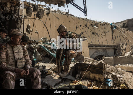 Al-Shifa, Mosul, Iraq. 28th May, 2017. Iraqi army soldiers of the 9th and 16th divisions take a break during fighting against Islamic State (IS) in Al-Shifa, Mosul, Iraq, 28 May 2017. The front in the Al-Shifa neighbourhood, in the west of Mosul, is one of three fronts newly opened up by the Iraqi army, in order to increase pressure on IS. Photo: Andrea DiCenzo/dpa/Alamy Live News Stock Photo