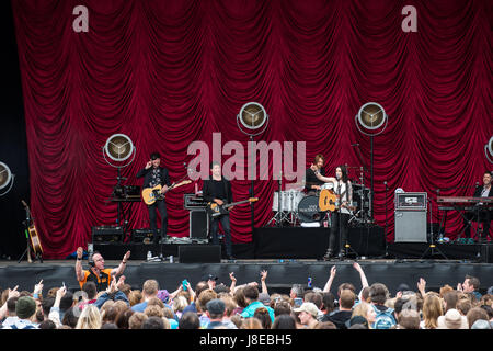 Southampton, Hampshire, United Kingdom. 28 May 2017. Amy MacDonald performs on the main stage. Common People Music Festival returns in 2017 to Southampton Common where the Bestival team, along with curator, Rob Da Bank, have put together a fantastic lineup of acts. Event security remains tight after the recent terror attack in Manchester despite the UK terror threat level being reduced from 'Critical' to 'Severe'. Despite the anxieties, festival goers haven't been put off and are determined to enjoy the festivities, live music and sunshine. © Will Bailey / Alamy Live News Stock Photo