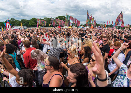 Southampton, Hampshire, United Kingdom. 28 May 2017. Common People Music Festival returns in 2017 to Southampton Common where the Bestival team, along with curator, Rob Da Bank, have put together a fantastic lineup of acts. Event security remains tight after the recent terror attack in Manchester despite the UK terror threat level being reduced from 'Critical' to 'Severe'. Despite the anxieties, festival goers haven't been put off and are determined to enjoy the festivities, live music and sunshine. © Will Bailey / Alamy Live News Stock Photo