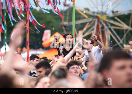 Southampton, Hampshire, United Kingdom. 28 May 2017. Common People Music Festival returns in 2017 to Southampton Common where the Bestival team, along with curator, Rob Da Bank, have put together a fantastic lineup of acts. Event security remains tight after the recent terror attack in Manchester despite the UK terror threat level being reduced from 'Critical' to 'Severe'. Despite the anxieties, festival goers haven't been put off and are determined to enjoy the festivities, live music and sunshine. © Will Bailey / Alamy Live News Stock Photo