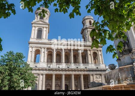 L'église Saint-Sulpice est une grande église du quartier de l'Odéon dans le 6e arrondissement de Paris. Elle est située place Saint-Sulpice. Elle a po Stock Photo