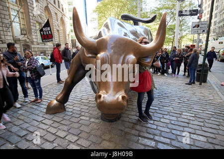 Charging Bull sculpture, New York Stock Exchange, NYSE, Bowling Stock