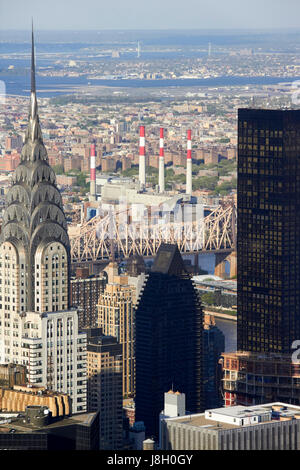 view north east over midtown looking towards the robert f kennedy bridge in astoria with chrysler building trump world tower  in the foreground New Yo Stock Photo