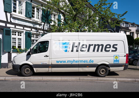 Hermes delivery van in front of a half-timber house. Hermes is Germany’s largest post-independent provider of deliveries to private customers. Stock Photo