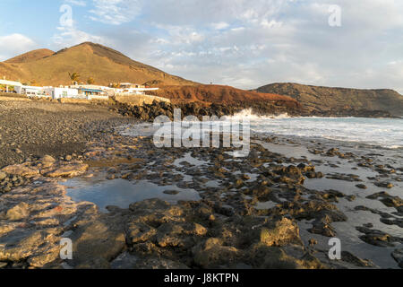 Schwarzer Strand bei El Golfo, Insel Lanzarote, Kanarische Inseln, Spanien |  black beach at El Golfo, Lanzarote, Canary Islands, Spain Stock Photo
