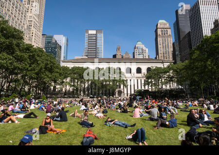 New York Public Library behind Bryant Park, NYC Stock Photo