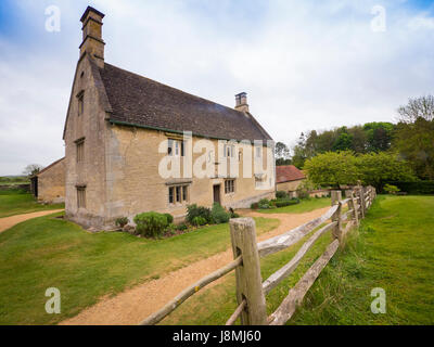 Woolsthorpe Manor, home of Sir Isaac Newton in Lincolnshire, England and the still blossoming apple tree that gave birth to Newton's Law of Gravity. Stock Photo