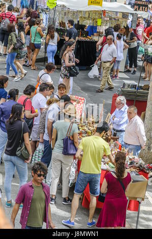 Madrid, Spain. 28th May, 2017. People visiting the El Rastro street market in Madrid. Thousands of people visit this market every Sunday. Credit: F. J. Carneros/Alamy Live News Stock Photo