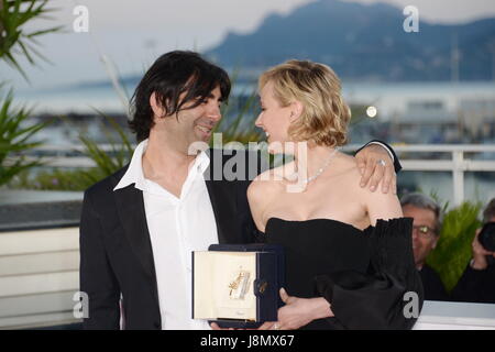 Cannes, France. 28th May, 2017. CANNES, FRANCE - MAY 28: Diane Kruger (R) winner of the award for best actress for her part in the movie 'In The Fade' (Aus Dem Nichts) and director Fatih Akin attend the Palme D'Or winner photocall during the 70th annual Cannes Film Festival at Palais des Festivals on May 28, 2017 in Cannes, France. Credit: Frederick Injimbert/ZUMA Wire/Alamy Live News Stock Photo