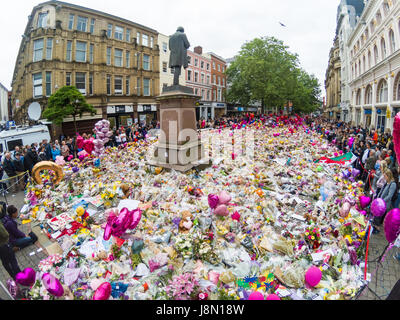 St Ann's Square, Manchester, UK. 29th May, 2017. Thousands of flowers, balloons and cards left for those who died in the attack at the Manchester Arena a week ago continues to grow over the bank holiday weekend. Credit: Christopher Middleton/Alamy Live News Stock Photo