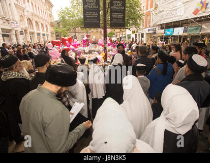 Manchester, UK. 29th May, 2017. Members of Greengate Mosque Oldham join crowd to pay repects at Manchesters St Ann's square .One week on from bombing in Manchester . St Ann's square. Manchester. Credit: GARY ROBERTS/Alamy Live News Stock Photo