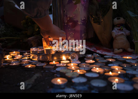 Manchester, UK. 29th May, 2017. Candles, as a tribute for the victims of the Manchester Arena attack, in Manchester, United Kingdom, Monday, May 29, 2017. Greater Manchester Police are treating the explosion, which has killed 22 people, after the Ariana Grande concert, which took place on 05/22/2017 at Manchester Arena, as a terrorist incident. Credit: Jonathan Nicholson/Alamy Live News Stock Photo
