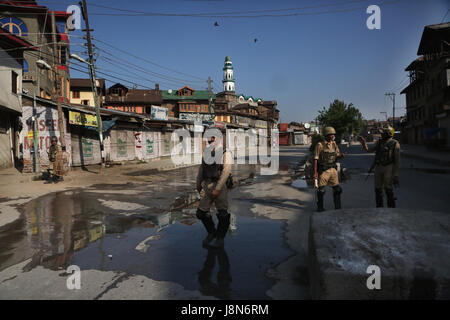 Srinagar, Kashmir. 30th May, 2017. Indian paramilitary troopers stand guard at a market during curfew-like restrictions in downtown Srinagar, summer capital of Kashmir, May 30, 2017. Curfew-like restrictions have been imposed in several areas of Srinagar to prevent protests and clashes. Credit: Javed Dar/Xinhua/Alamy Live News Stock Photo