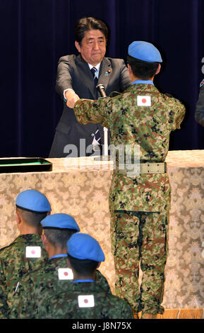 Tokyo, Japan. 30th May, 2017. Japan's Prime Minister Shinzo Abe presents special citations to troops of the Ground Self-Defense Forces U.N. Peacekeeping contingent during a ceremony marking the return of the colours at the Defense Ministry in Tokyo on Tuesday, May 30, 3017. GSDFs last troops returned to Japan on May 27, ending Japan's five-year peacekeeping mission in the war-torn South Sudan. Credit: Natsuki Sakai/AFLO/Alamy Live News Stock Photo