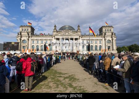 Berlin, Berlin, Germany. 24th May, 2017. Peolple in front of the German Reichstag during the 36th German Protestant Church Congress which take place in Berlin and Wittenberg from 24 to 28 May 2017 under the slogan 'You see me' [German: 'Du siehst mich' Credit: Jan Scheunert/ZUMA Wire/Alamy Live News Stock Photo