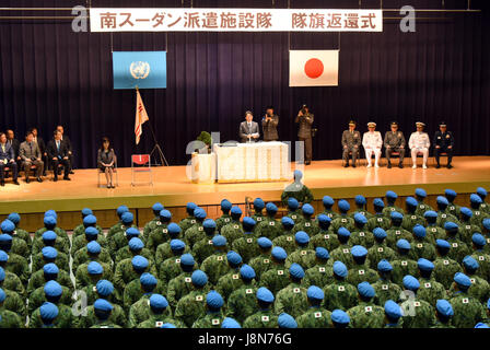 Tokyo, Japan. 30th May, 2017. Japan's Prime Minister Shinzo Abe delivers her address to troops of the Ground Self-Defense Forces U.N. Peacekeeping contingent during a ceremony marking the return of the colours at the Defense Ministry in Tokyo on Tuesday, May 30, 3017. GSDFs last troops returned to Japan on May 27, ending Japan's five-year peacekeeping mission in the war-torn South Sudan. Credit: Natsuki Sakai/AFLO/Alamy Live News Stock Photo