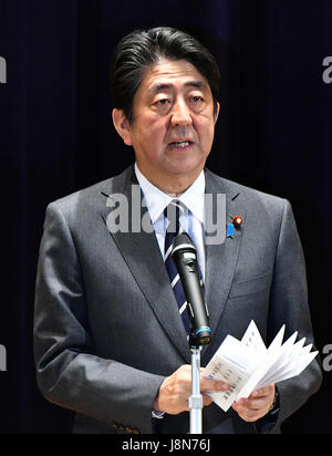 Tokyo, Japan. 30th May, 2017. Japan's Prime Minister Shinzo Abe delivers her address to troops of the Ground Self-Defense Forces U.N. Peacekeeping contingent during a ceremony marking the return of the colours at the Defense Ministry in Tokyo on Tuesday, May 30, 3017. GSDFs last troops returned to Japan on May 27, ending Japan's five-year peacekeeping mission in the war-torn South Sudan. Credit: Natsuki Sakai/AFLO/Alamy Live News Stock Photo