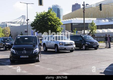 Berlin, Berlin, Germany. 25th May, 2017. The protected and police-guarded car of BARACK OBAMA, 44th President of the United States, shortly before his appearance at the Brandenburg Gate during the 36th German Protestant Church Congress which take place in Berlin and Wittenberg from 24 to 28 May 2017 under the slogan 'You see me' [German: 'Du siehst mich' Credit: Jan Scheunert/ZUMA Wire/Alamy Live News Stock Photo