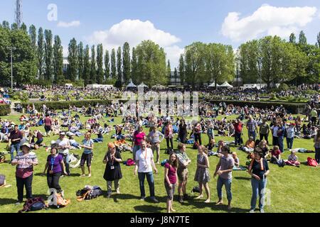 Berlin, Berlin, Germany. 26th May, 2017. People dancing during the 36th German Protestant Church Congress which take place in Berlin and Wittenberg from 24 to 28 May 2017 under the slogan 'You see me' [German: 'Du siehst mich' Credit: Jan Scheunert/ZUMA Wire/Alamy Live News Stock Photo