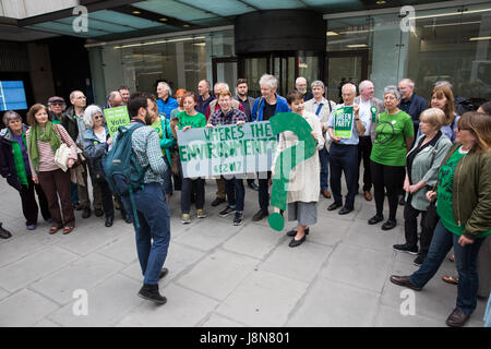 London, UK. 30th May, 2017. Caroline Lucas, co-leader of the Green Party, visits the Labour Party headquarters with Green Party campaigners bearing a giant green question mark to highlight how the environment has not featured in campaigning by other parties for the general election, with no mention of the topic during electoral debates and no detailed proposals in their manifestos. Credit: Mark Kerrison/Alamy Live News Stock Photo